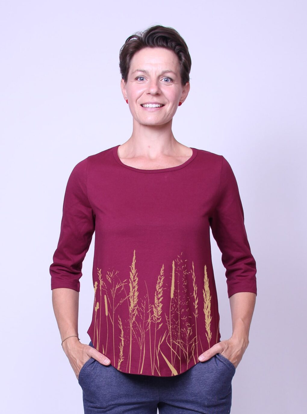 Bio Dreiviertelarm Shirt für Damen in Dunkelrot mit verschiedenen Gräsern per Hand bedruckt.