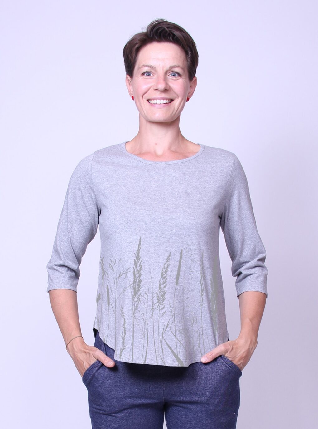 Bio Dreiviertelarm Shirt für Damen in Hellgrau mit verschiedenen Gräsern per Hand bedruckt.