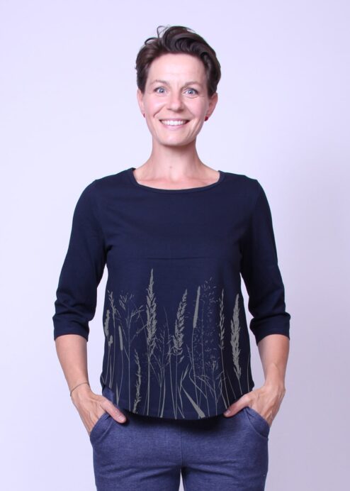 Bio Dreiviertelarm Shirt für Damen in Dunkelblau mit verschiedenen Gräsern per Hand bedruckt.