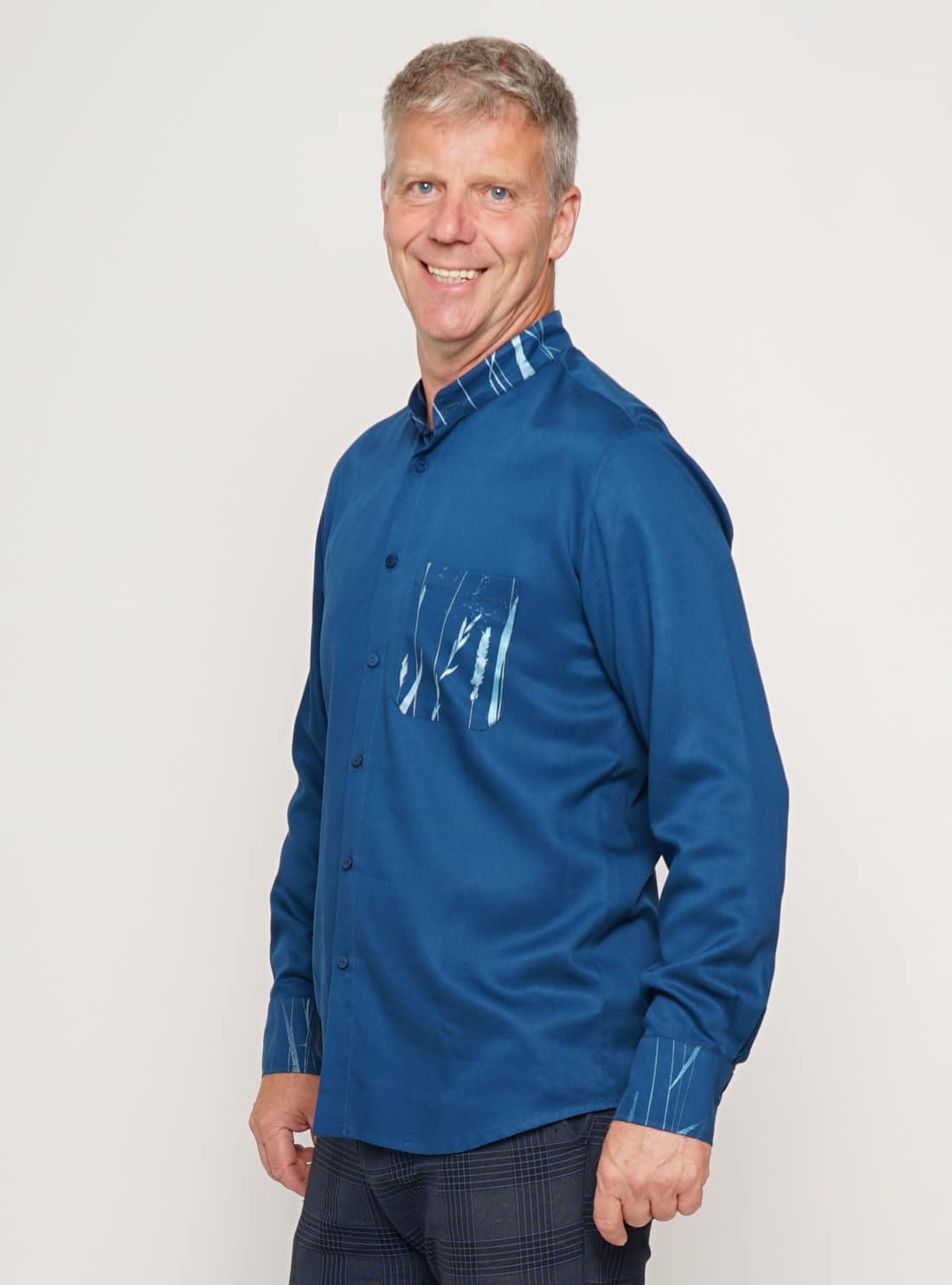 Kunstdruckhemd Windgeflüster mit Stehkragen – Bild 3
