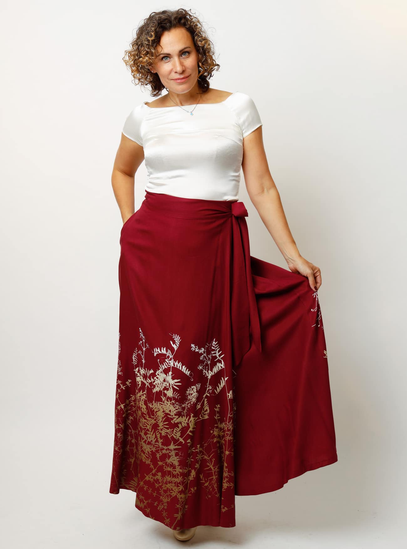 Bodenlanger Wickelrock Rankenzauber in Rubin – Bild 8