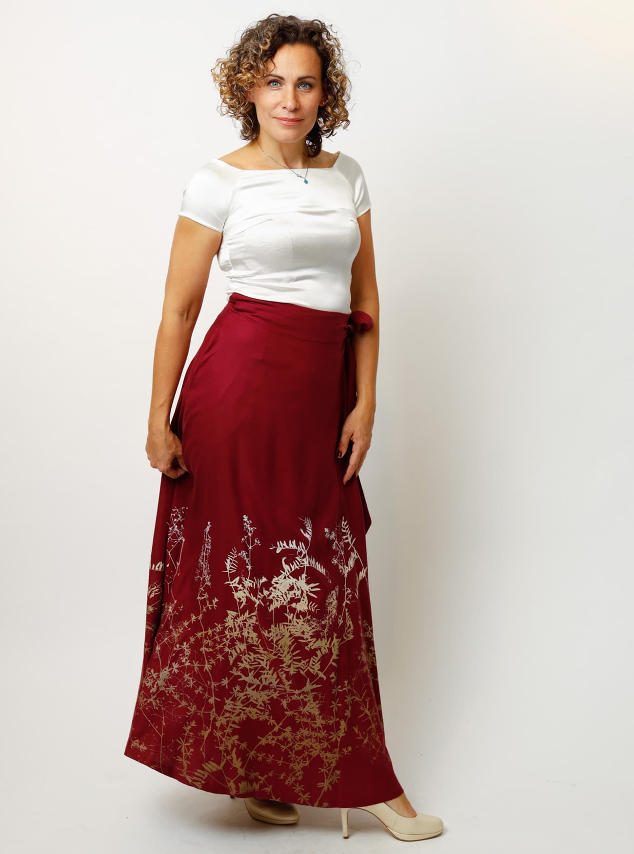 Bodenlanger Wickelrock Rankenzauber in Rubin – Bild 9