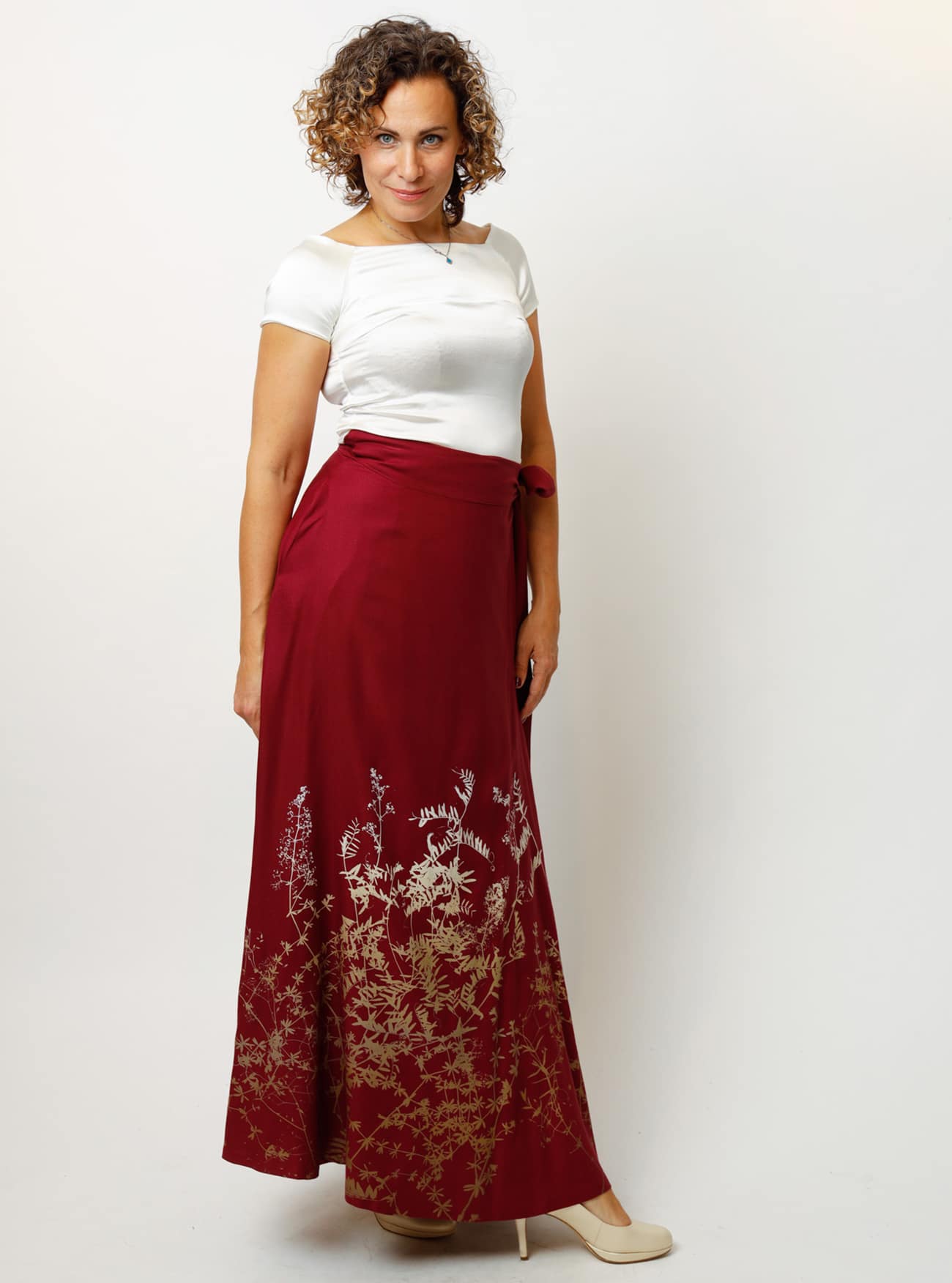 Bodenlanger Wickelrock Rankenzauber in Rubin – Bild 10