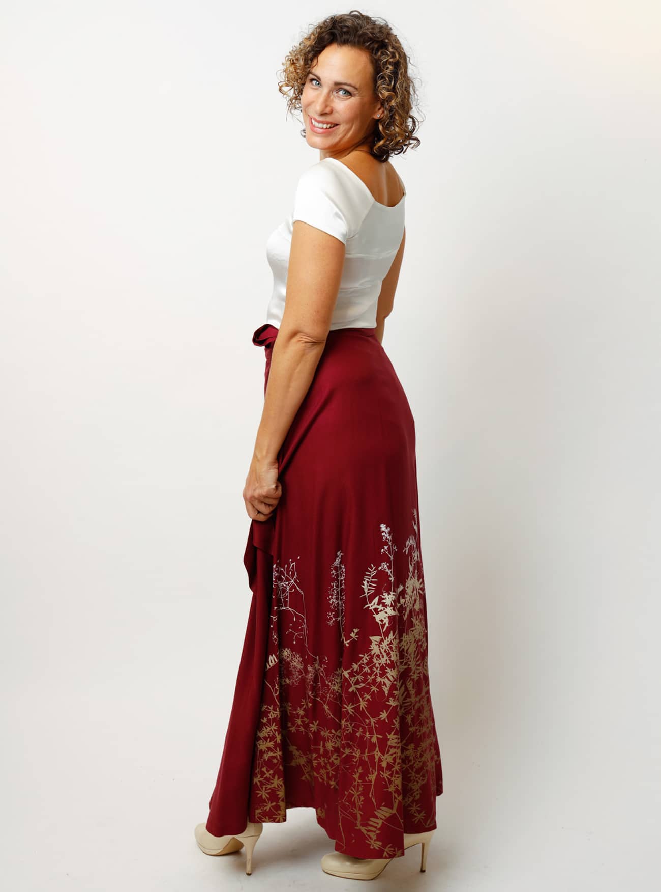 Bodenlanger Wickelrock Rankenzauber in Rubin – Bild 11
