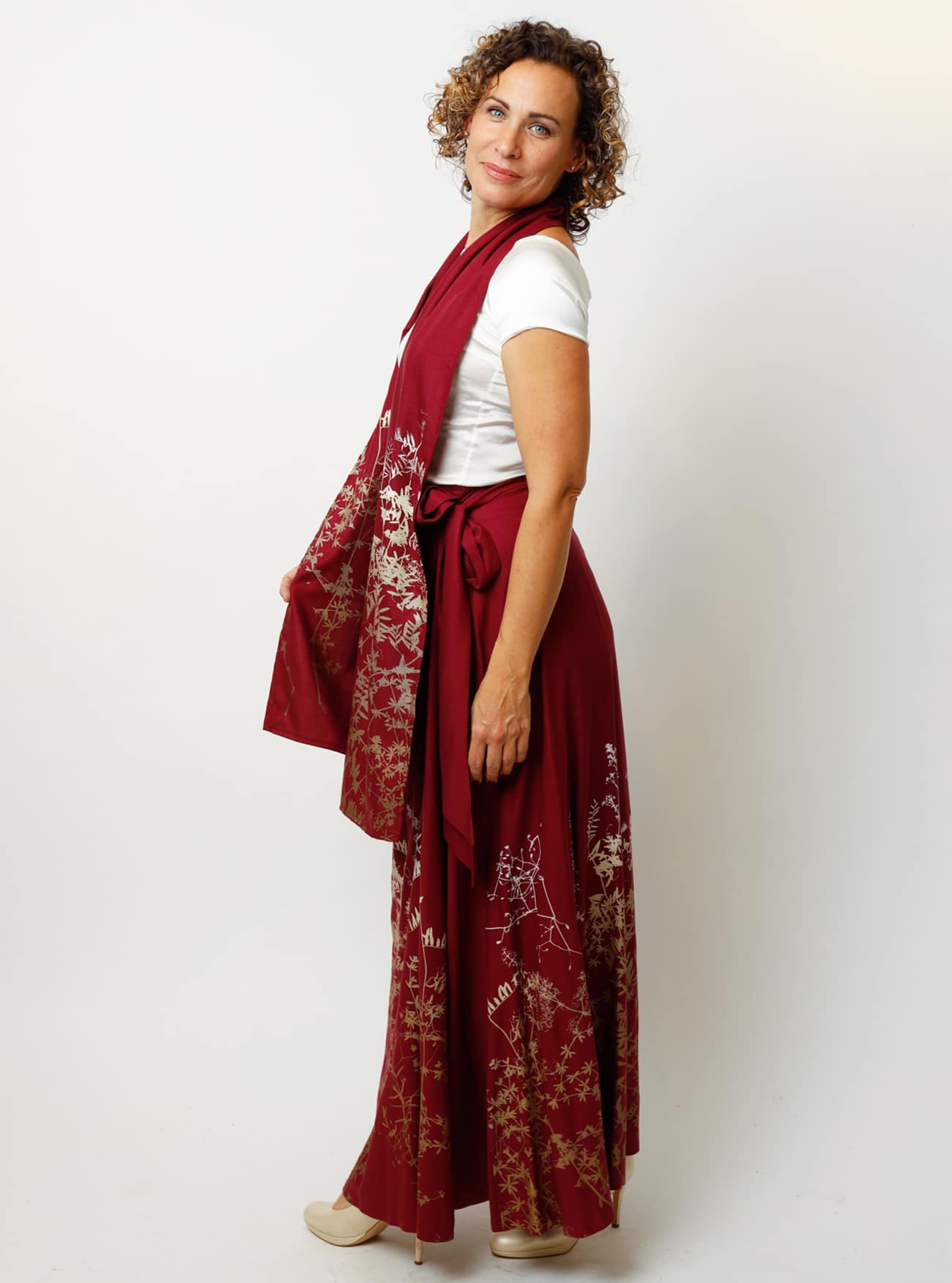 Bodenlanger Wickelrock Rankenzauber in Rubin – Bild 13