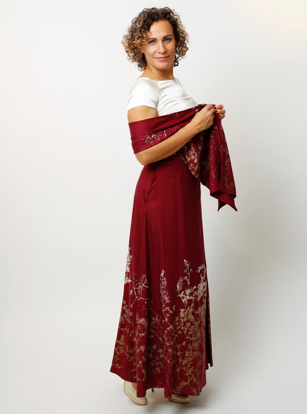 Bodenlanger Wickelrock Rankenzauber in Rubin – Bild 7