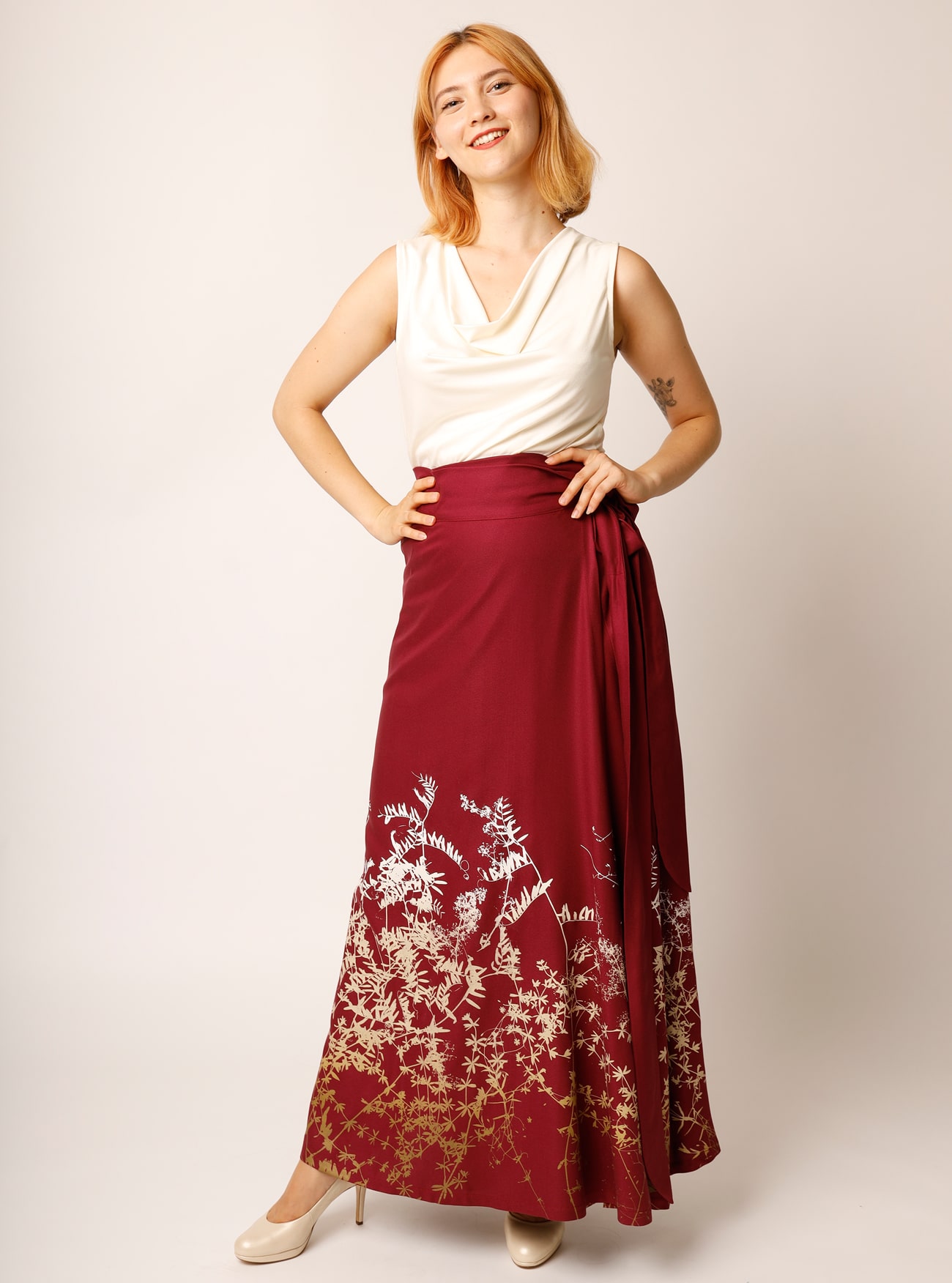 Bodenlanger Wickelrock Rankenzauber in Rubin – Bild 2