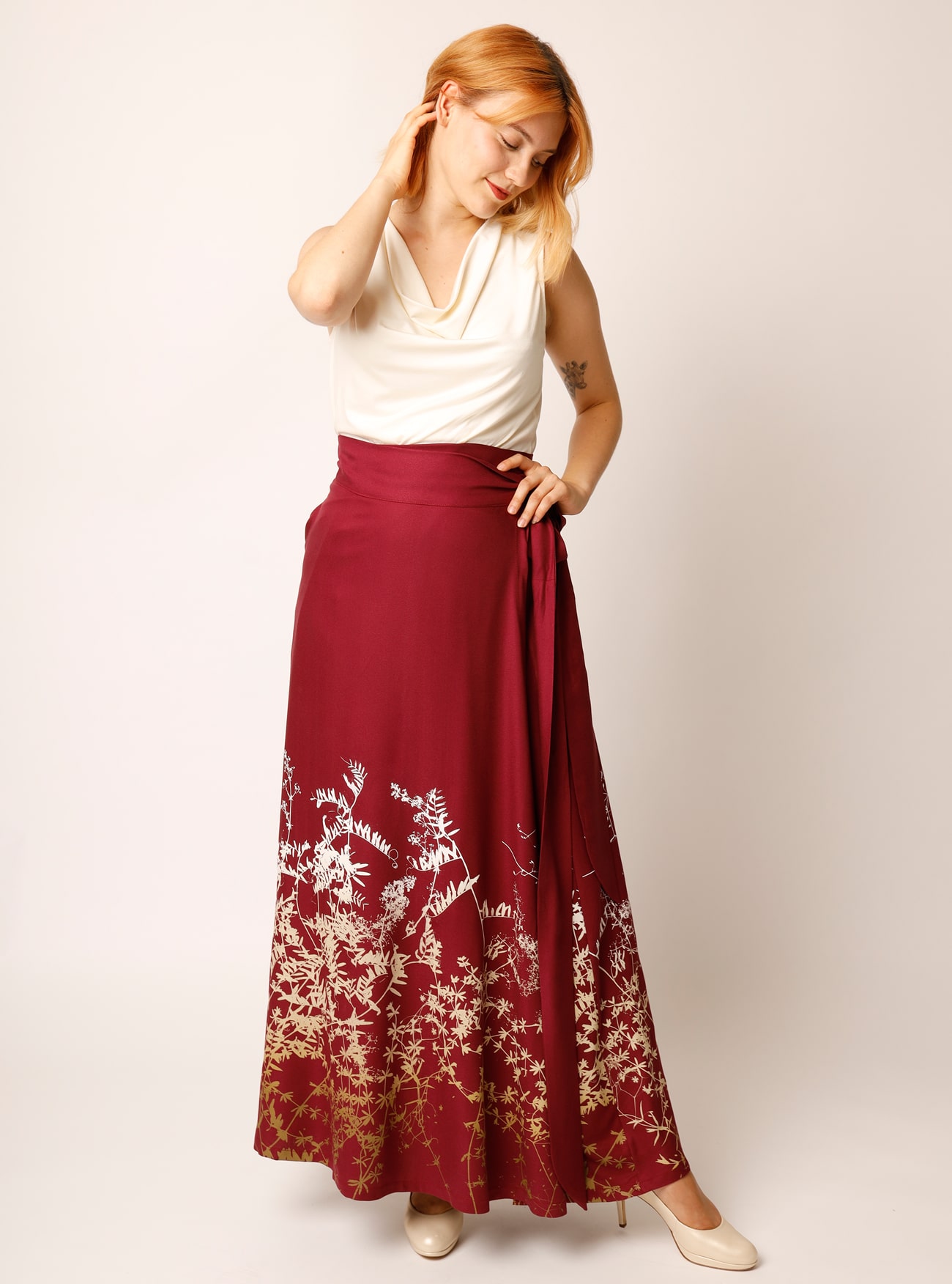 Bodenlanger Wickelrock Rankenzauber in Rubin – Bild 6