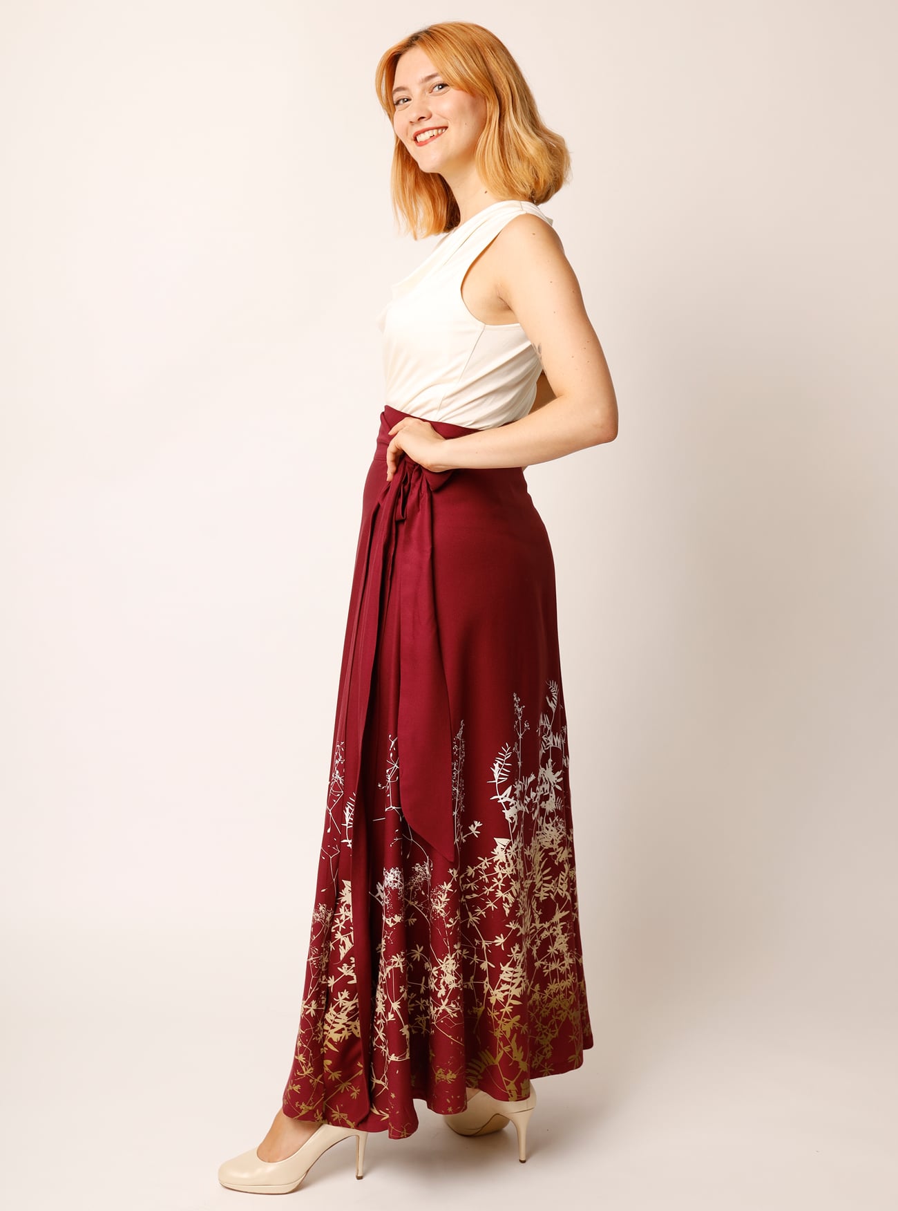 Bodenlanger Wickelrock Rankenzauber in Rubin – Bild 5