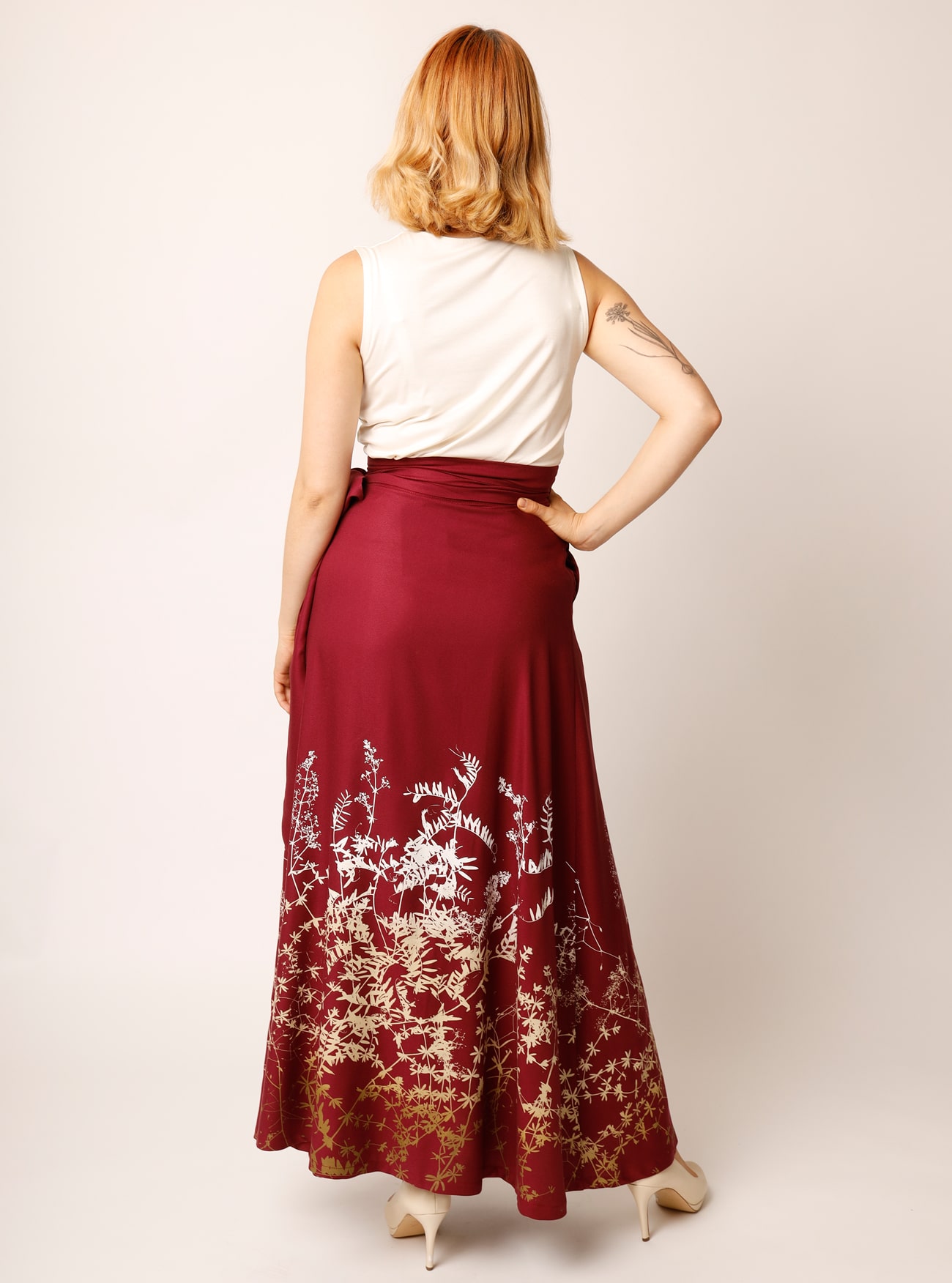 Bodenlanger Wickelrock Rankenzauber in Rubin – Bild 4