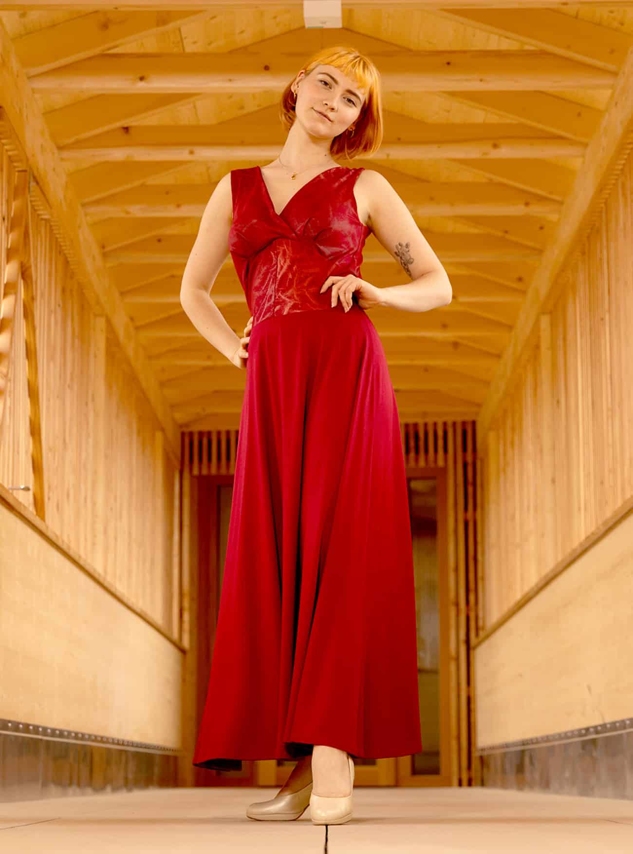 Sonnenstrahlen-Festkleid Rot – Bild 2