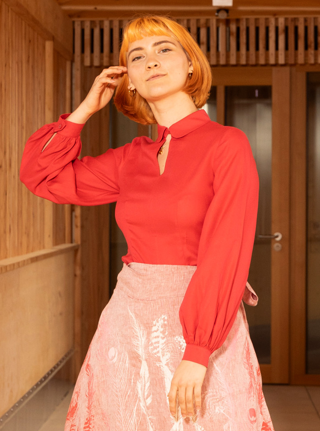 Romantikbluse aus Ecovero Himbeerrot – Bild 4