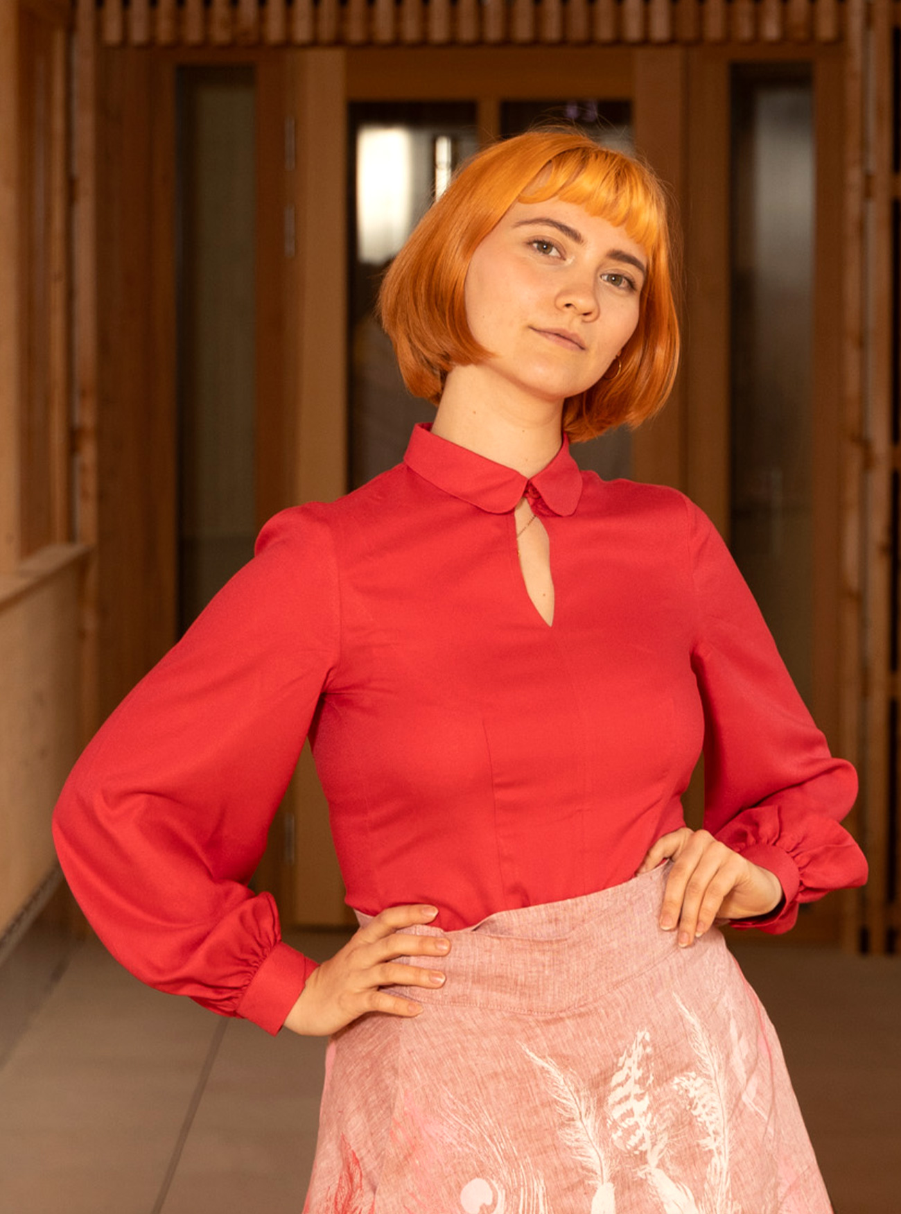 Romantikbluse aus Ecovero Himbeerrot