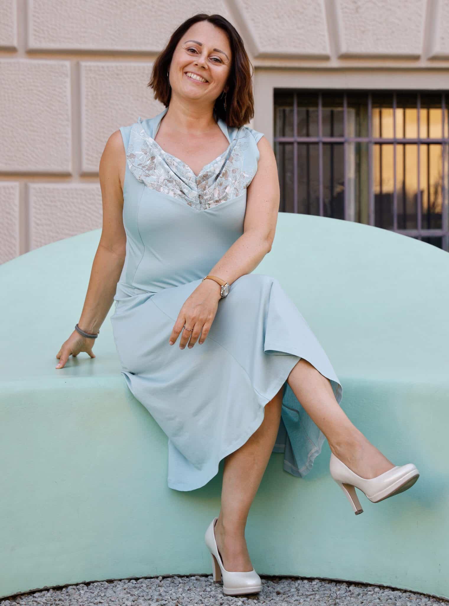 Kelchkragenkleid "Buchenzauber" in Eisblau – Bild 3