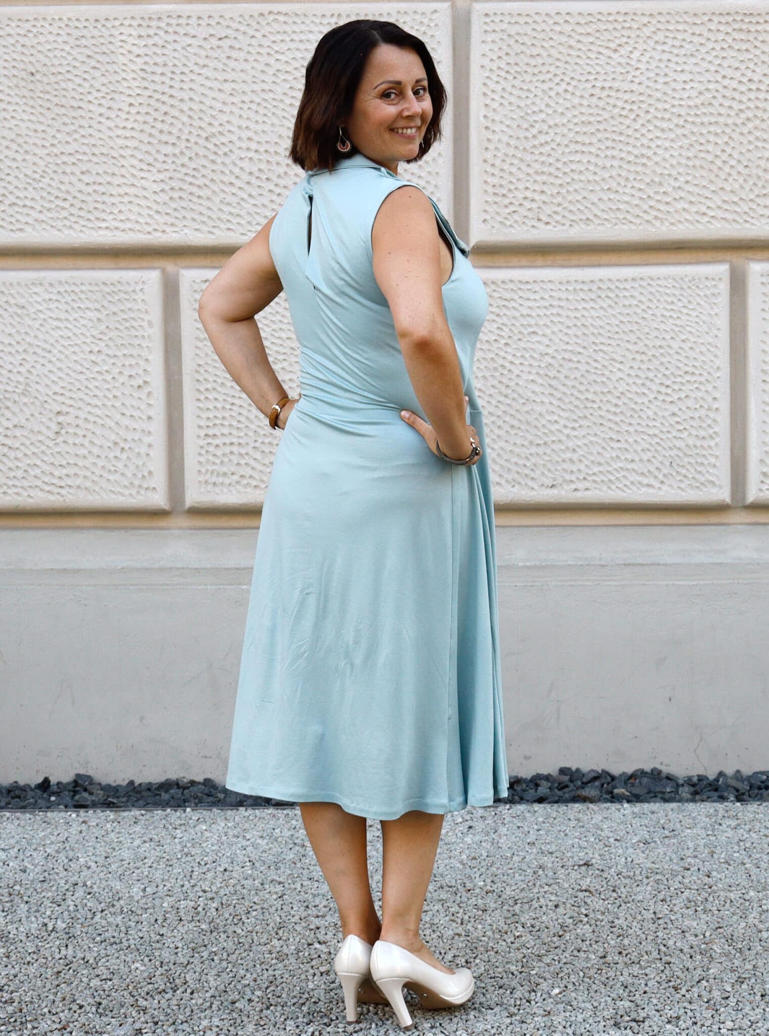 Kelchkragenkleid "Buchenzauber" in Eisblau – Bild 4