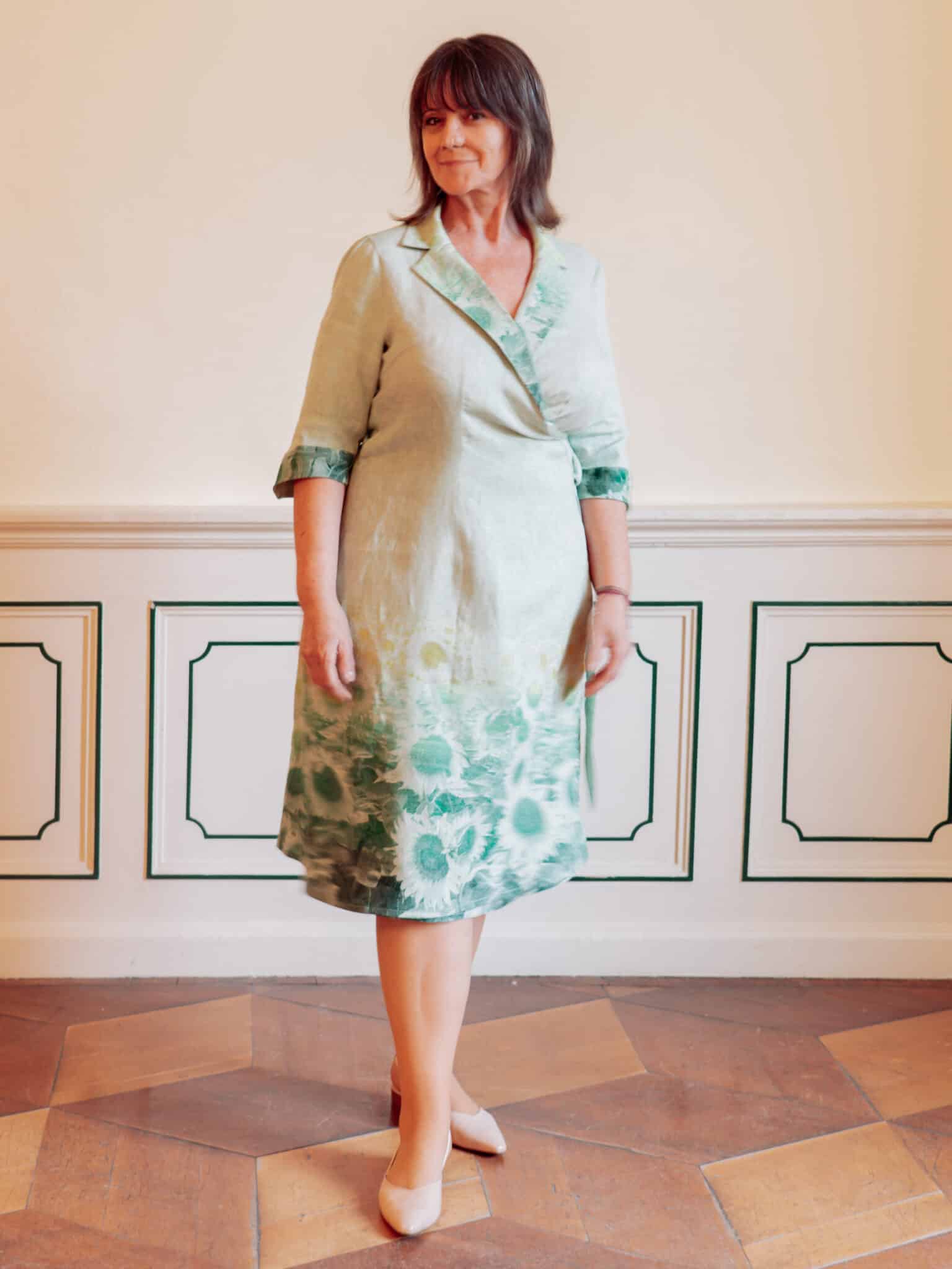 Leinen-Wickelkleid Sonnenblumen in Grasgrün – Bild 3