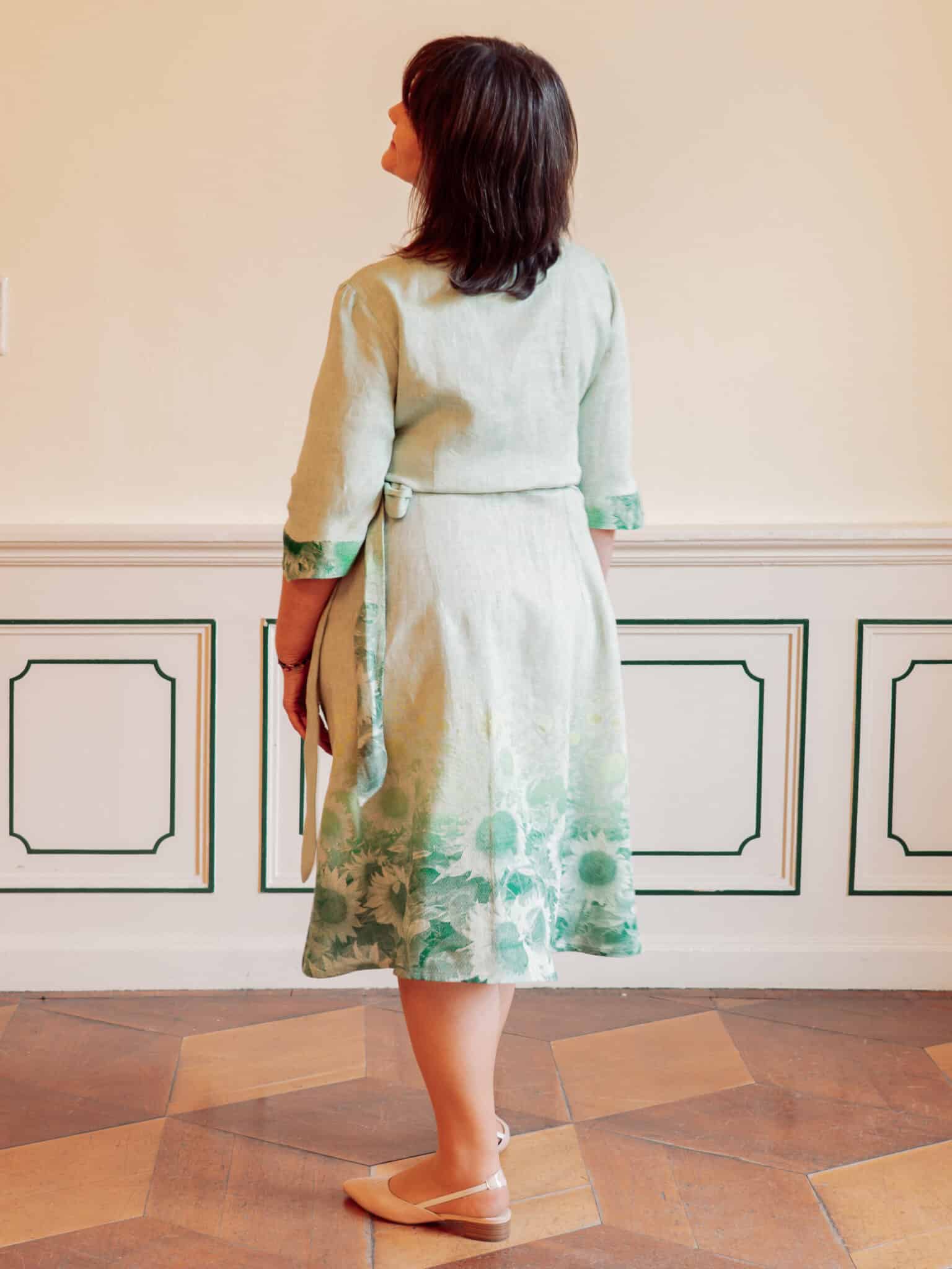 Leinen-Wickelkleid Sonnenblumen in Grasgrün – Bild 2