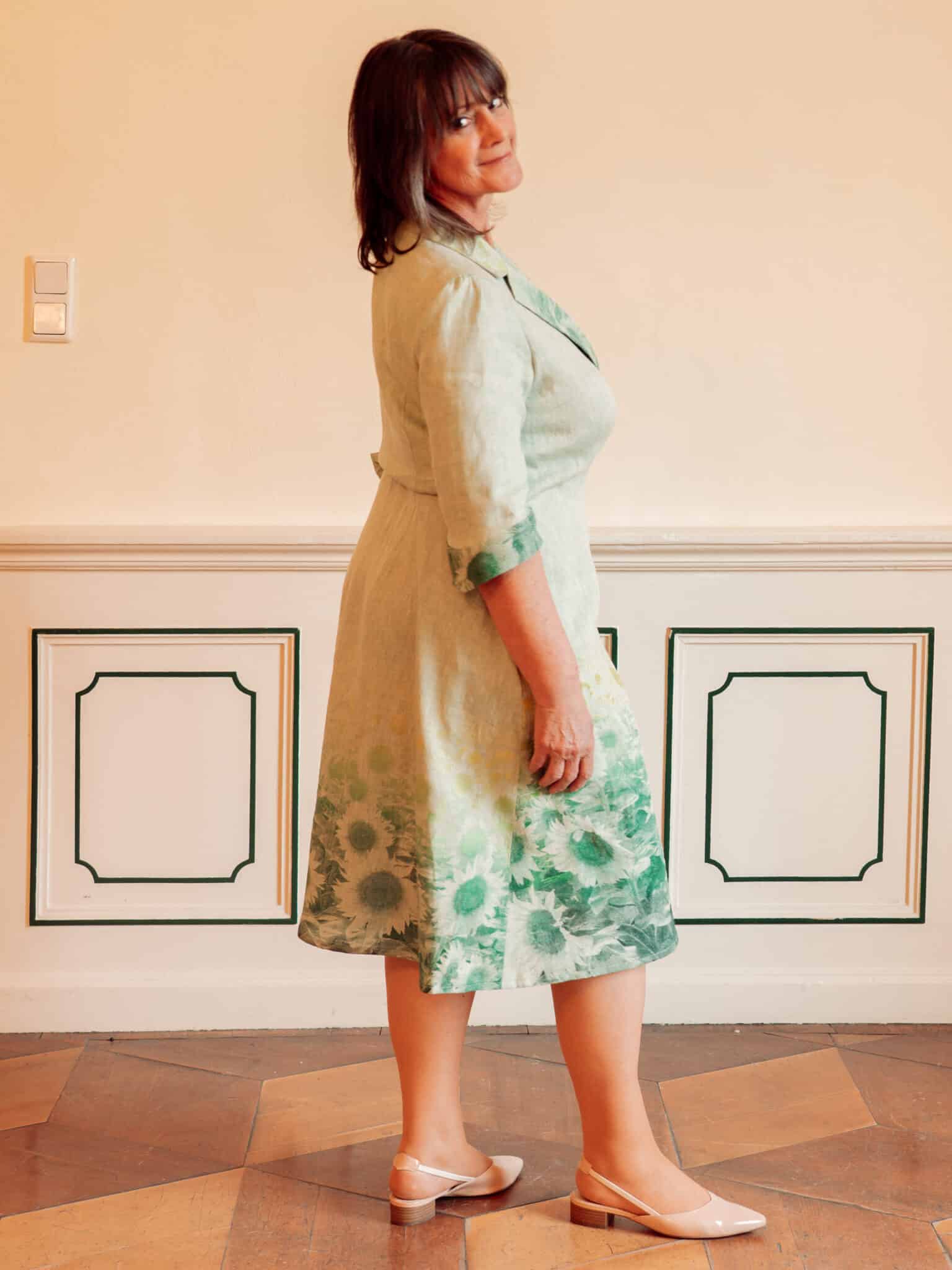 Leinen-Wickelkleid Sonnenblumen in Grasgrün – Bild 5