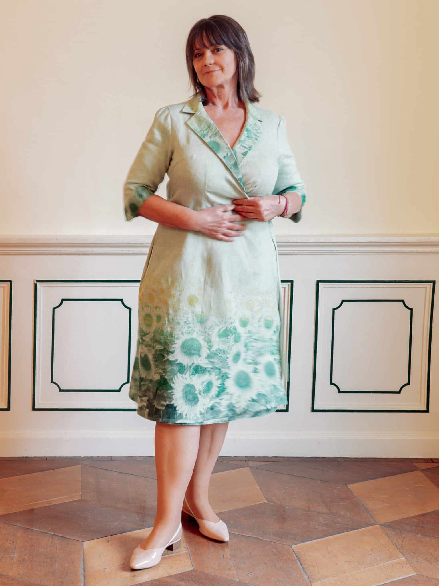 Leinen-Wickelkleid Sonnenblumen in Grasgrün – Bild 4