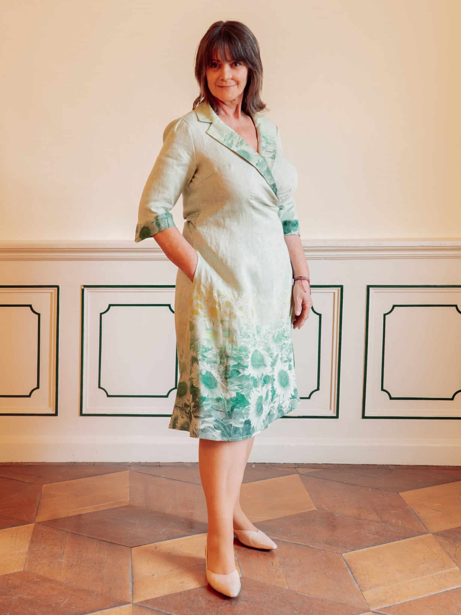 Leinen-Wickelkleid Sonnenblumen in Grasgrün