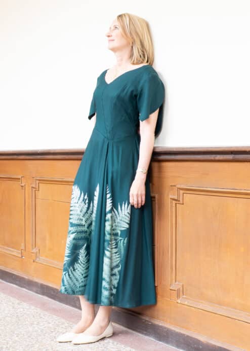 Flaschengrünes Ffestkleid mit Farndruck aus dem Peaces Bio Kleiderkunstatelier