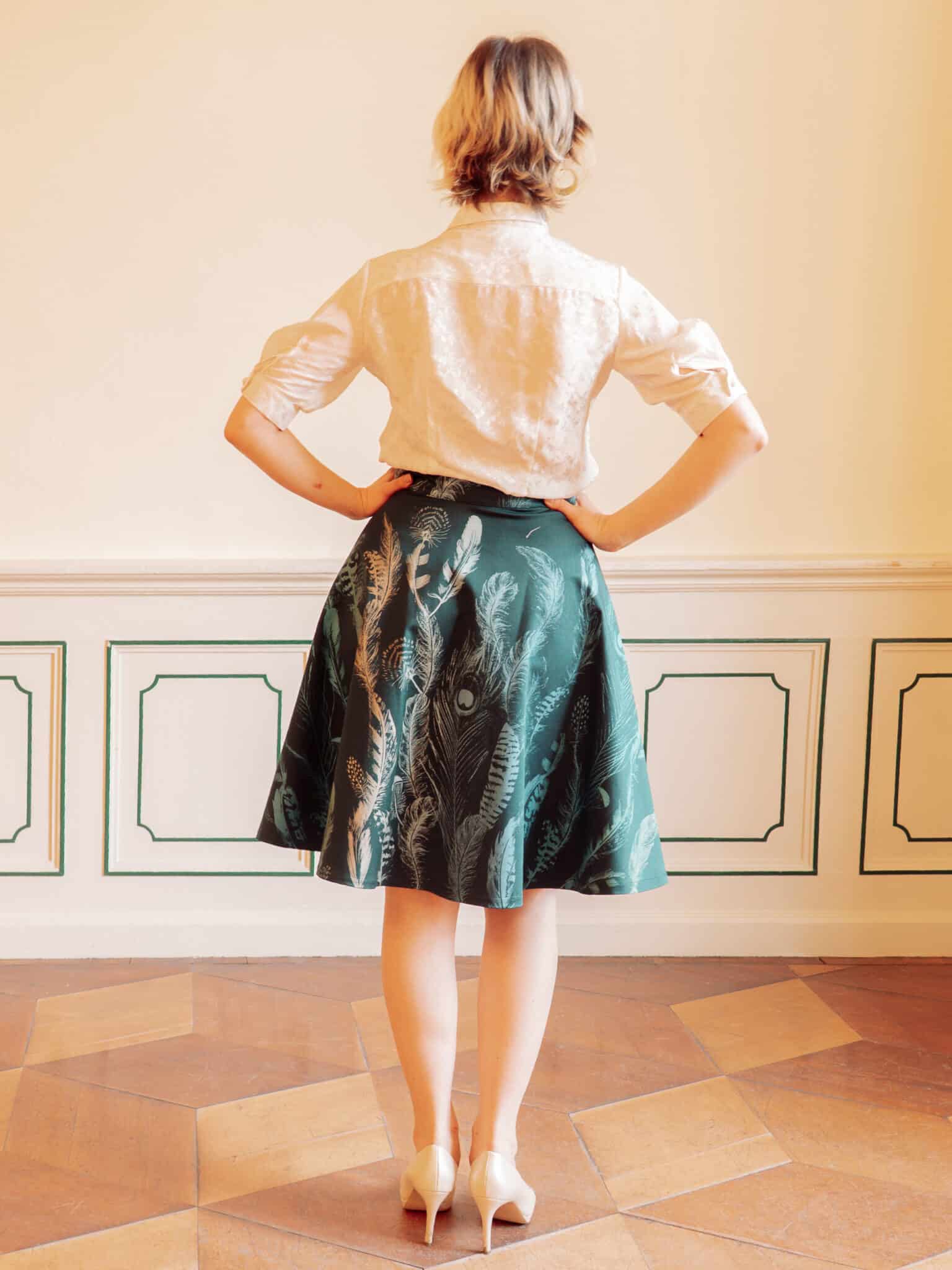 Eleganter Bio Tellerrock aus feinem Bio-Baumwoll-Twill mit Federdruck aus dem Peaces Bio Kleiderkunst Atelier