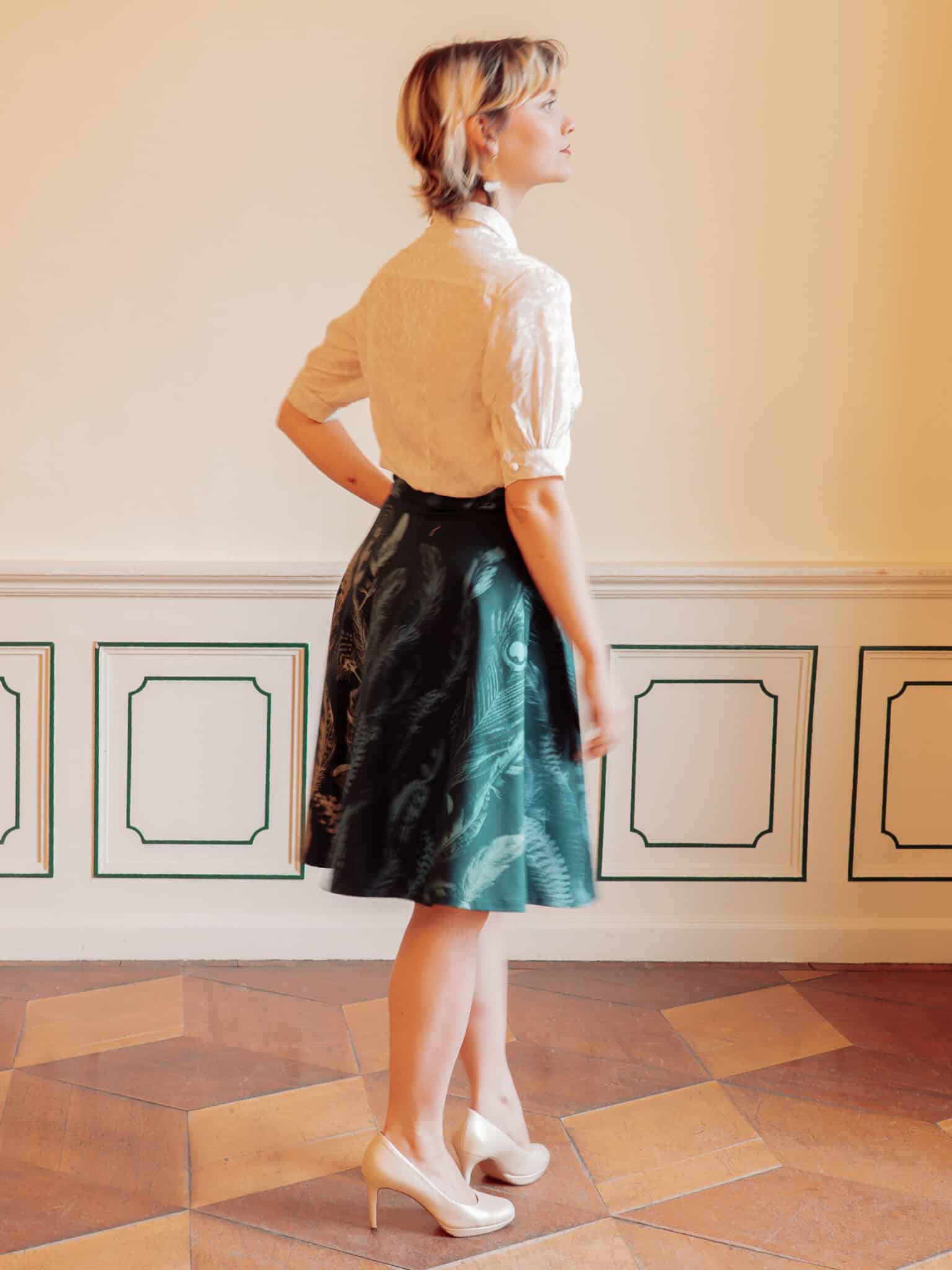 Eleganter Bio Tellerrock aus feinem Bio-Baumwoll-Twill mit Federdruck aus dem Peaces Bio Kleiderkunst Atelier