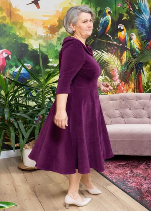 Bio-Samtkleid in dunklem Beerenton von Peaces.bio