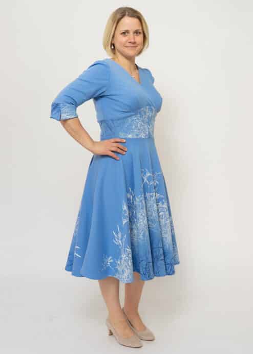 Bio-Tanzkleid mit Tellerrock und Liliendruck in Himmelblau
