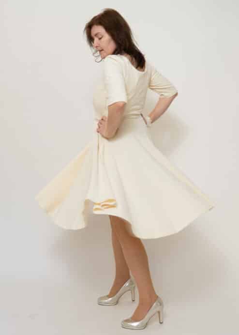Alternative view of Samt-Rosen-Festkleid in Creme