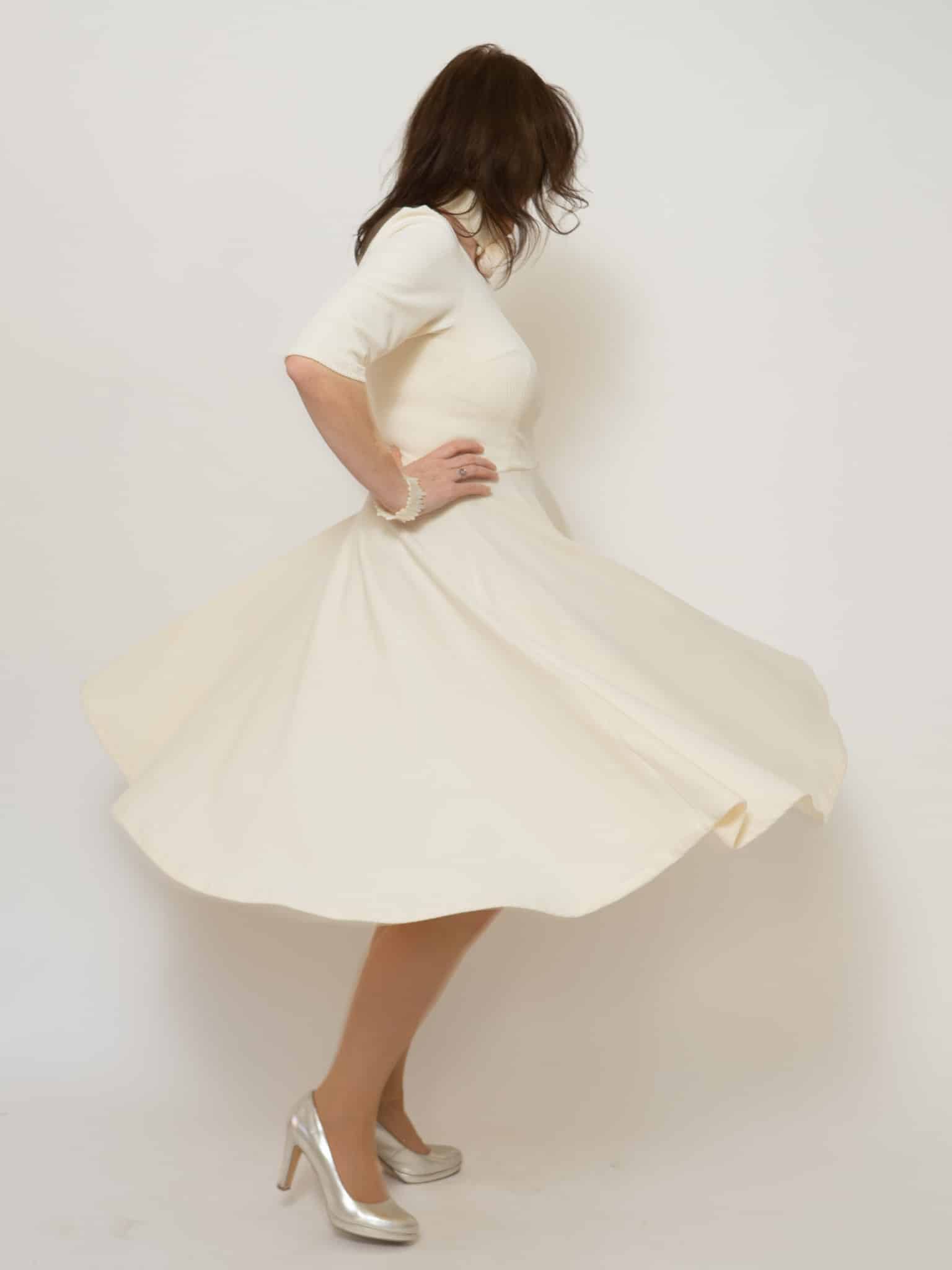 Samt-Rosen-Festkleid in Creme – Bild 3