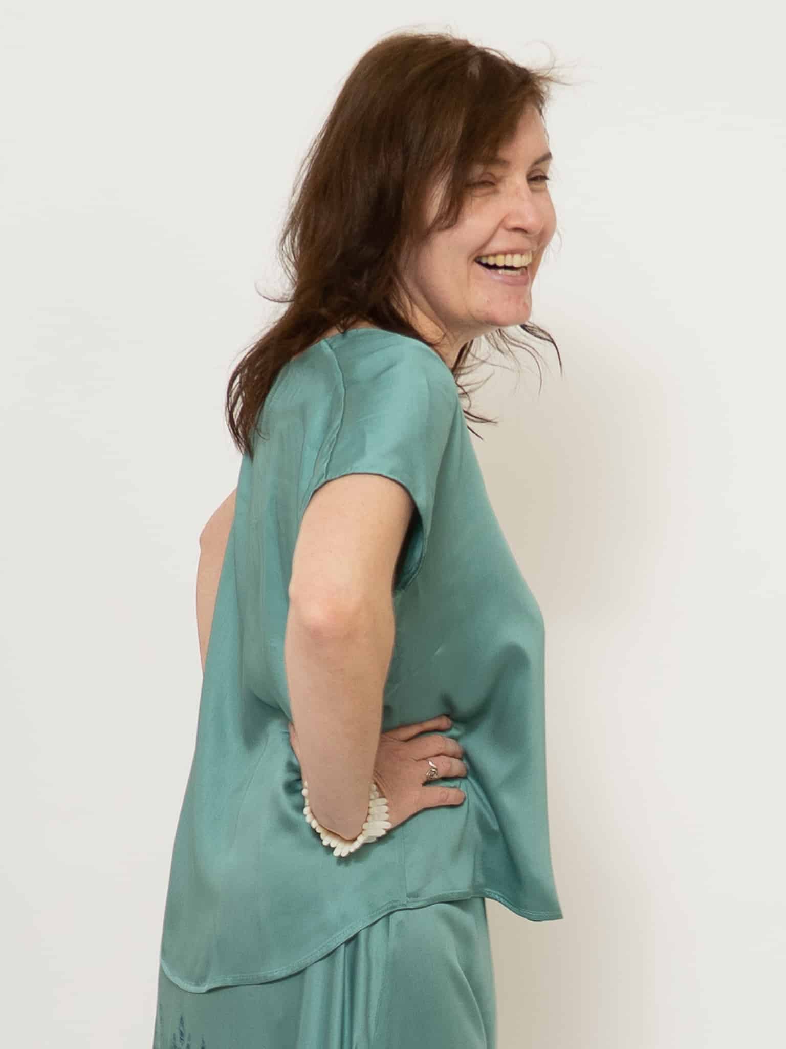 Satinshirt in Salbei – Bild 3