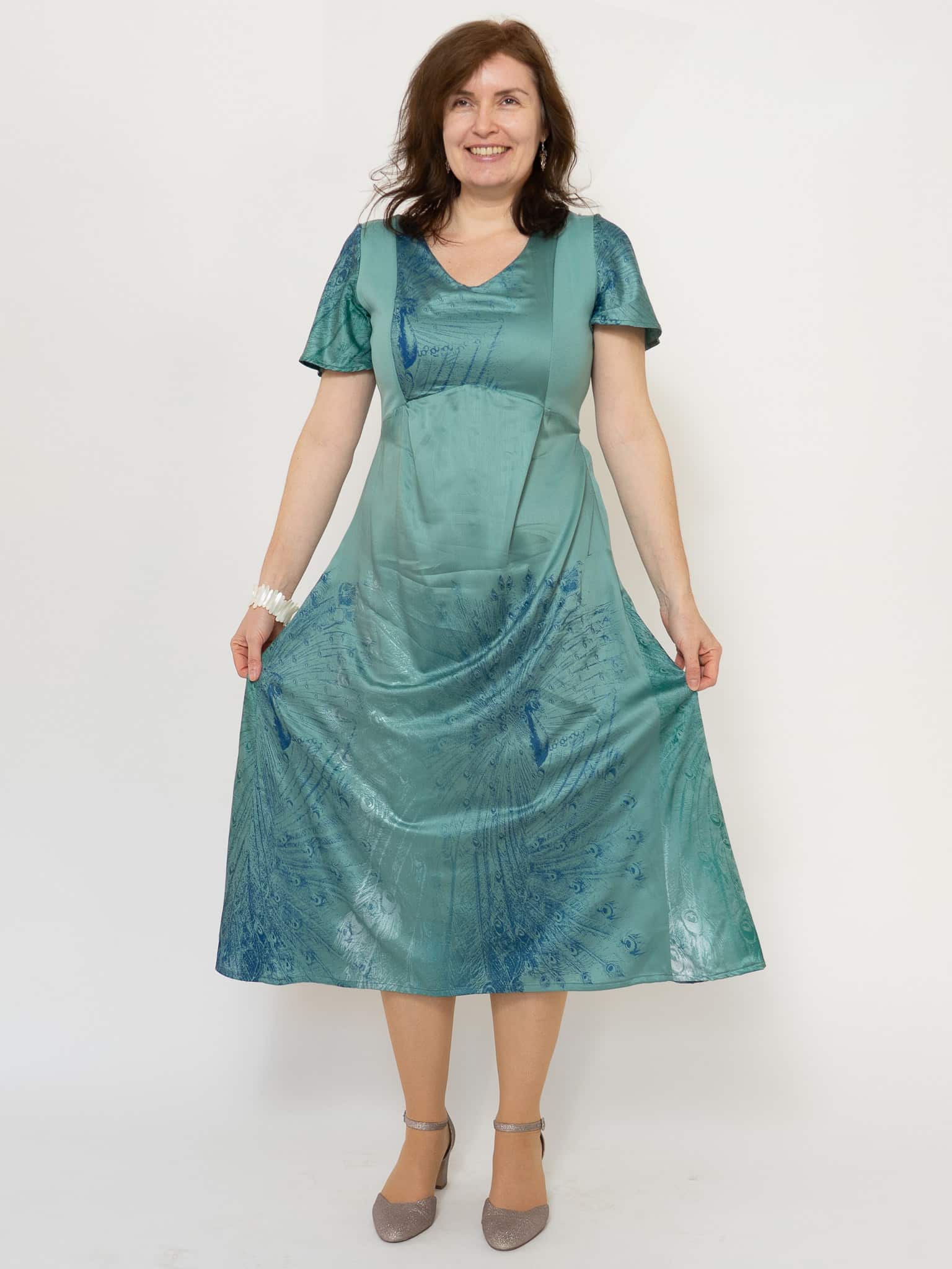 Edles Sommer-Abendkleid aus Satin in Salbei - mit Liebe gefertigt in der Steiermark