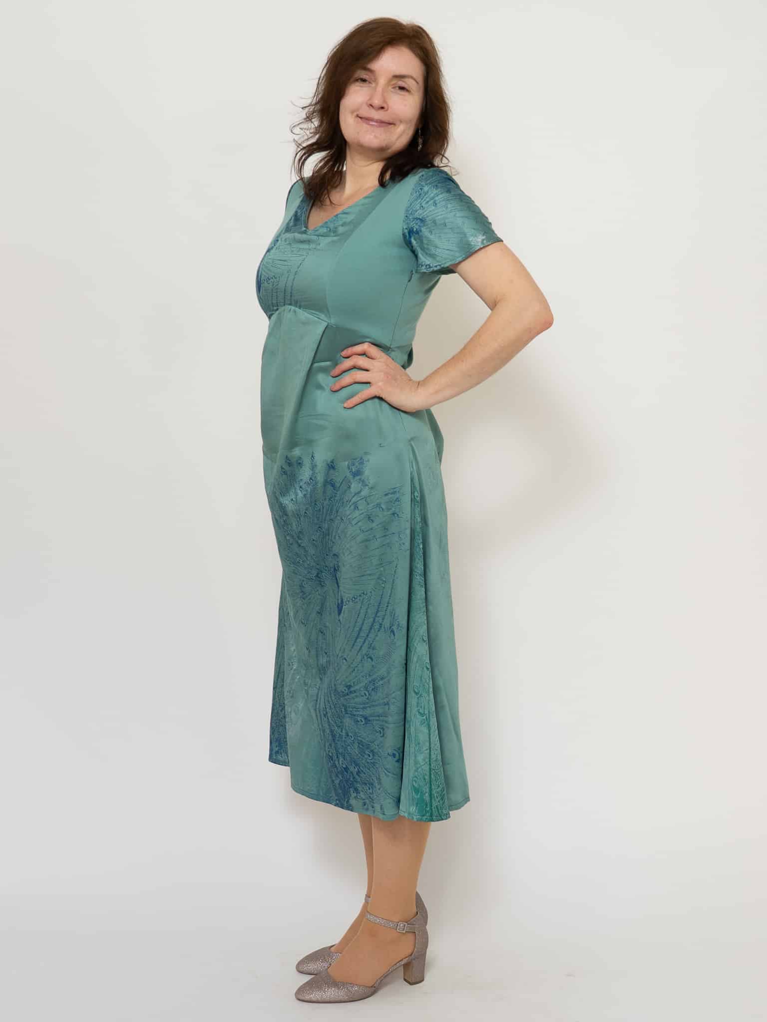 Satinkleid Pfauenzauber in Salbei – Bild 3