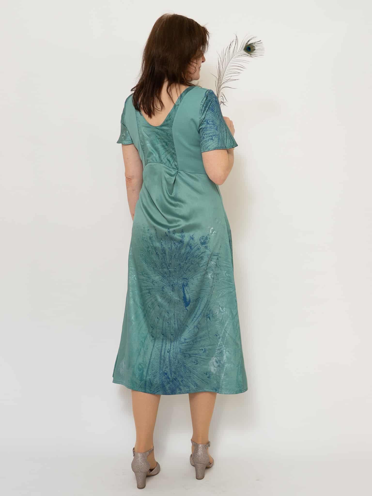 Satinkleid Pfauenzauber in Salbei – Bild 4