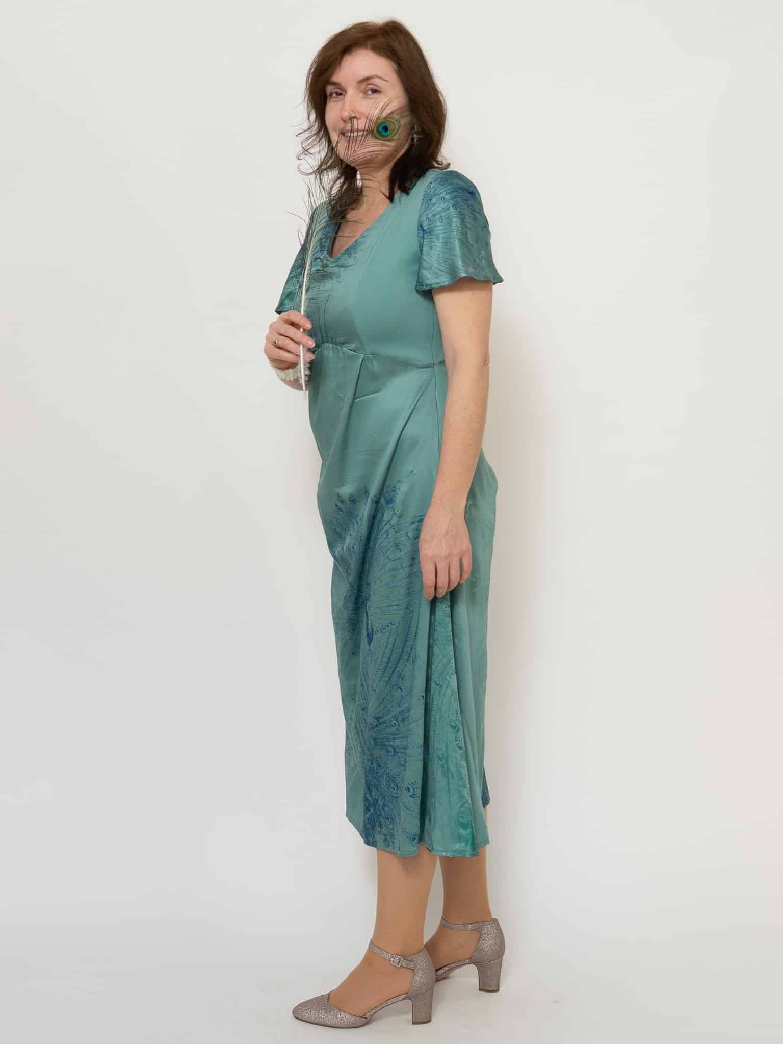 Satinkleid Pfauenzauber in Salbei – Bild 6