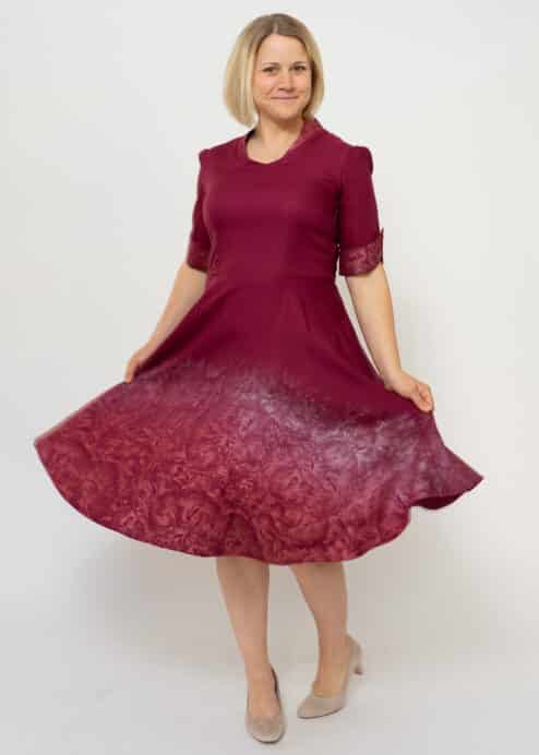 Tanzkleid aus Crepé in Bordeaux mit lebendigen Rosendruck von Susanne Huber