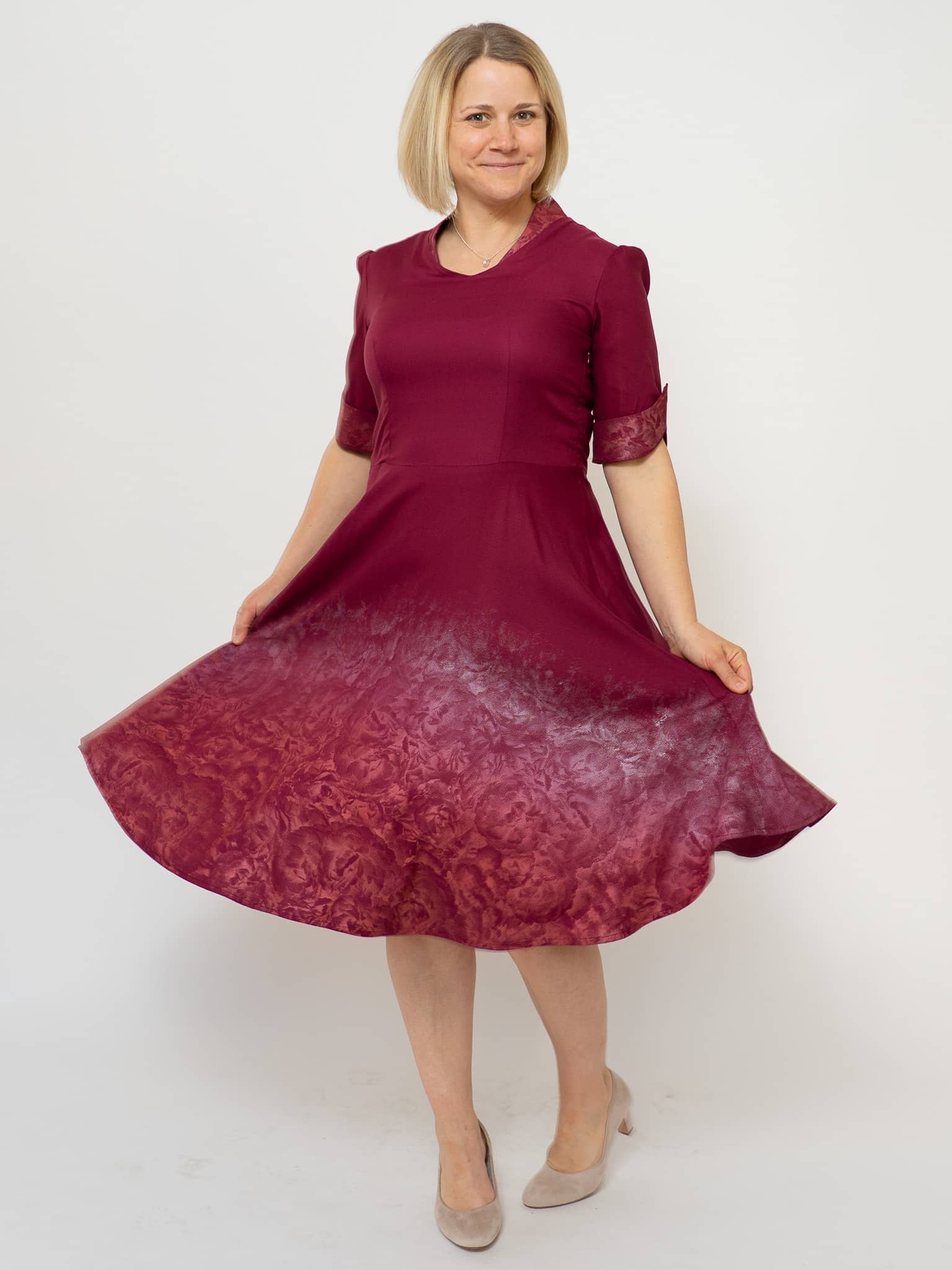 Tanzkleid aus Crepé in Bordeaux mit lebendigen Rosendruck von Susanne Huber