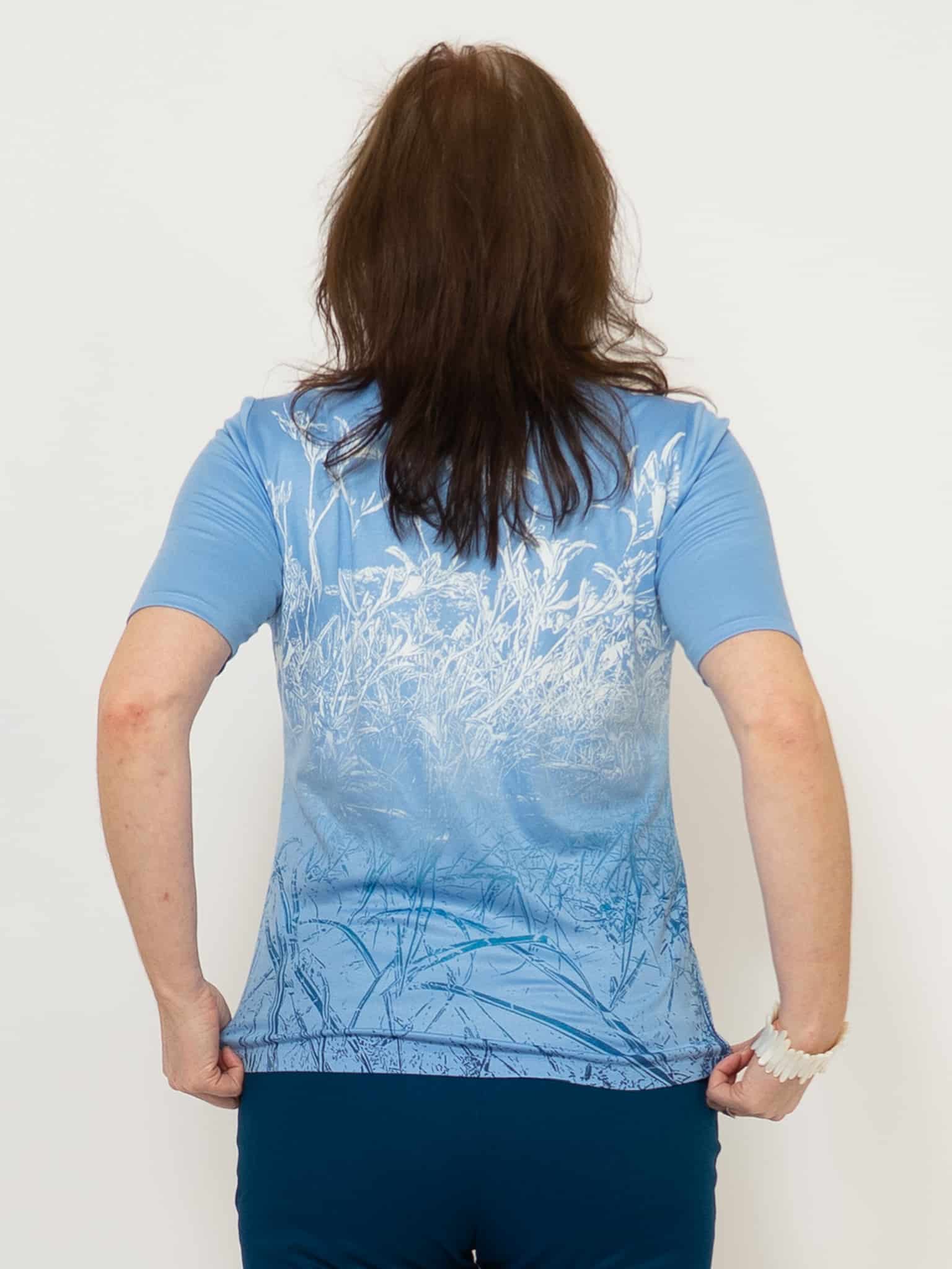 Lilienzauber-Shirt in Himmelblau – Bild 2