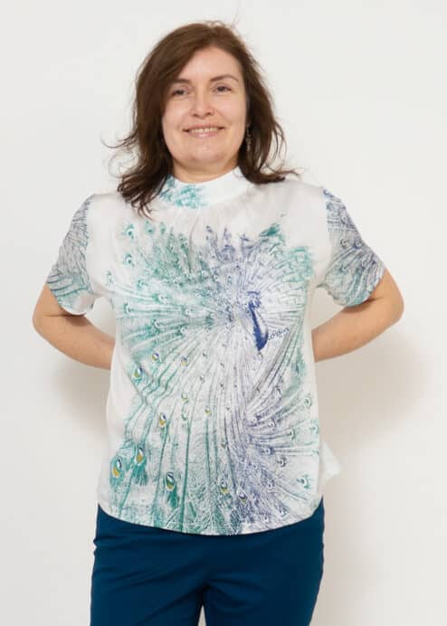 Handbedruckte Bluse mit Pfauenmotiv von Susanne Huber