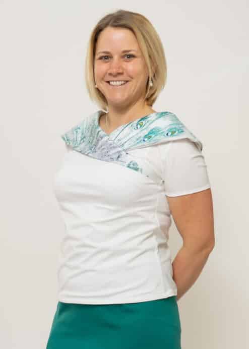 Portraitkragenshirt in Weiß mit tollem Kragen und einmaligem Siebdruck