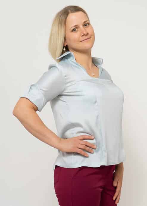 Seidenbluse aus Holz iln Hellblau von Peaces Bio Made in Austria