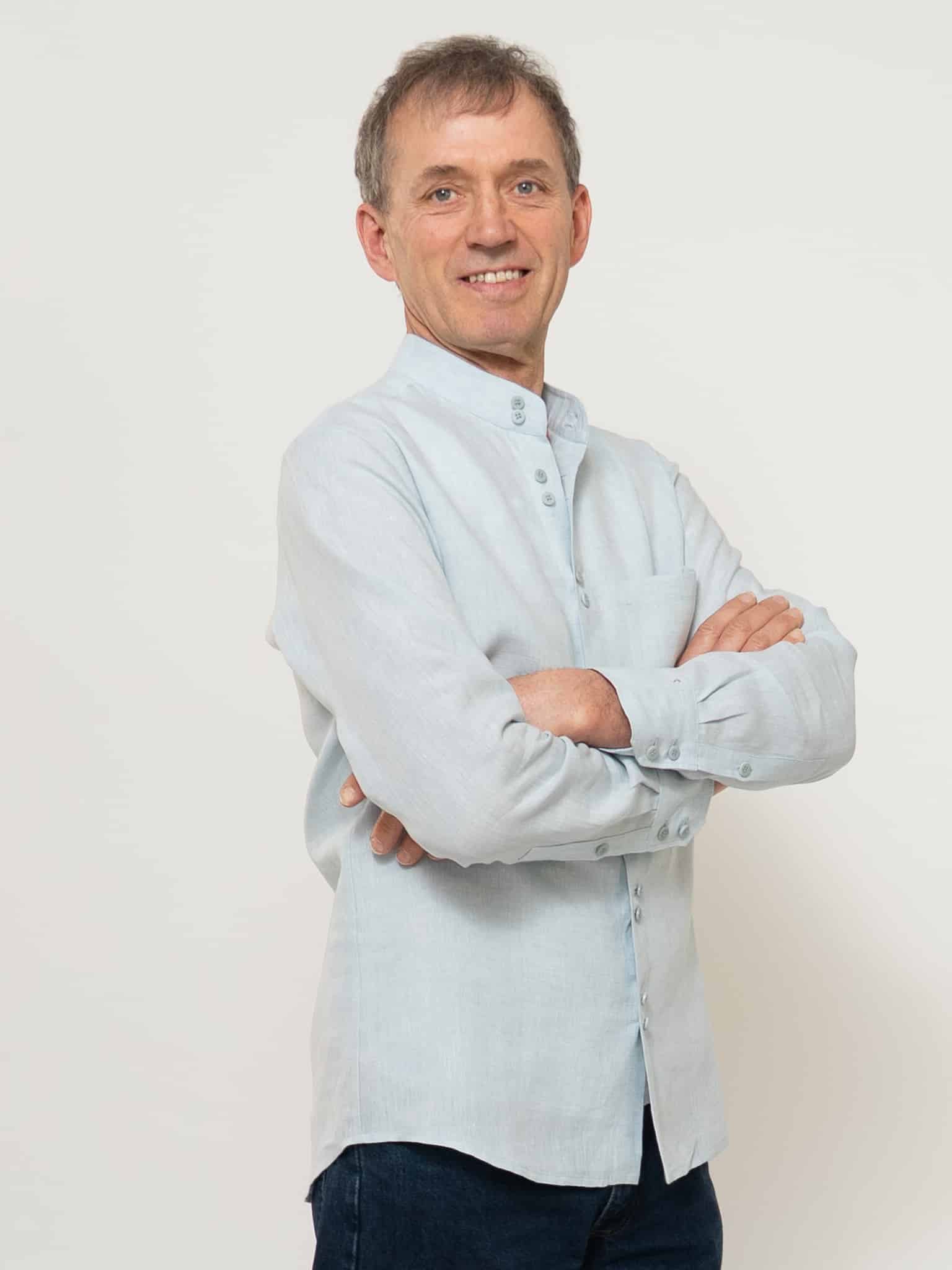 Bio-Leinenhemd mit Stehkragen und Doppelknöpfen – Bild 3