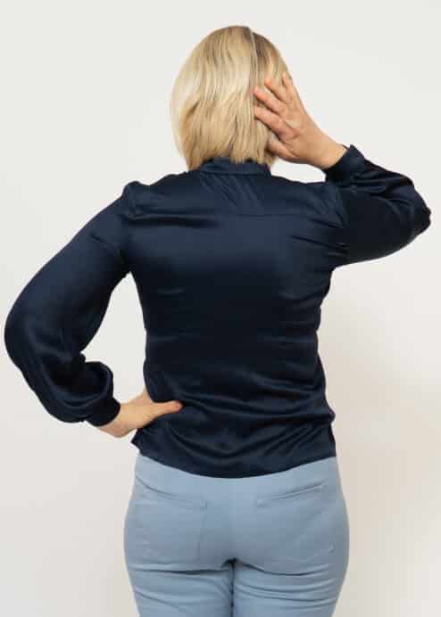 Romantikbluse aus Ecovero Rayon Satin – Bild 6