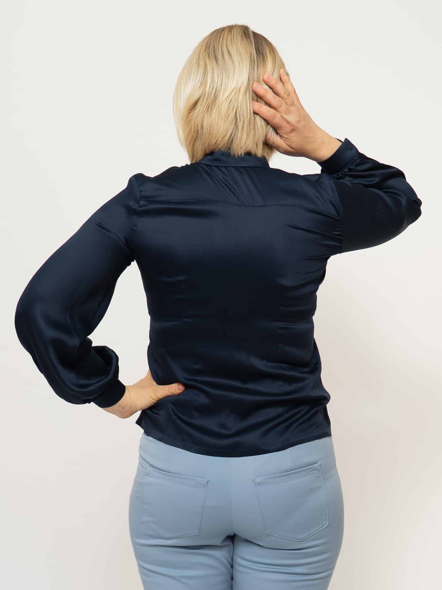 Romantikbluse aus Ecovero Rayon Satin – Bild 6